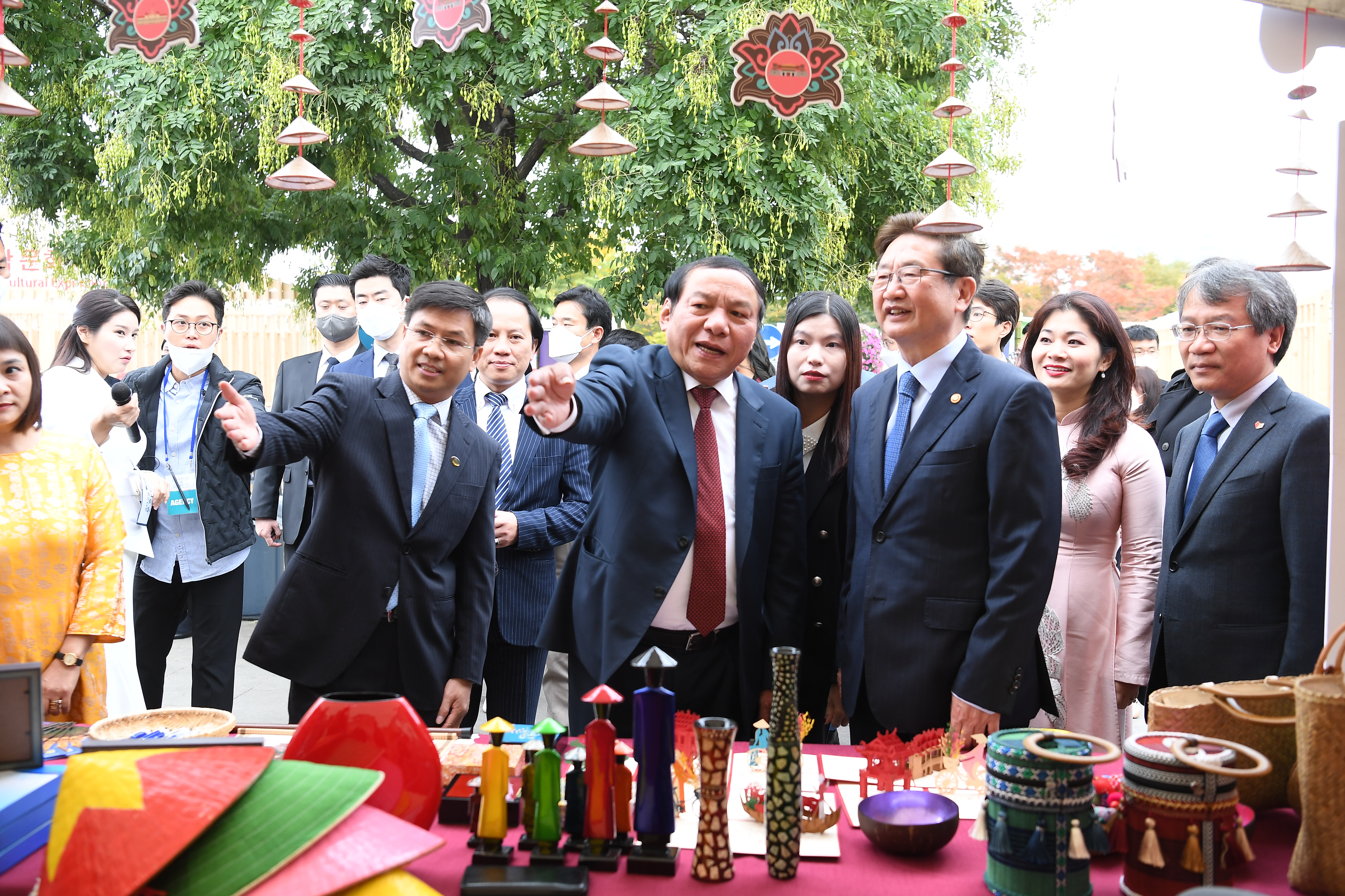 Bộ trưởng Bộ VHTTDL Nguyễn Văn Hùng thăm khu trưng bày, triển lãm của Việt Nam bên bờ sông Hàn